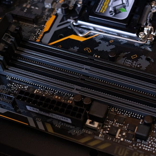 carte mère noire et grise