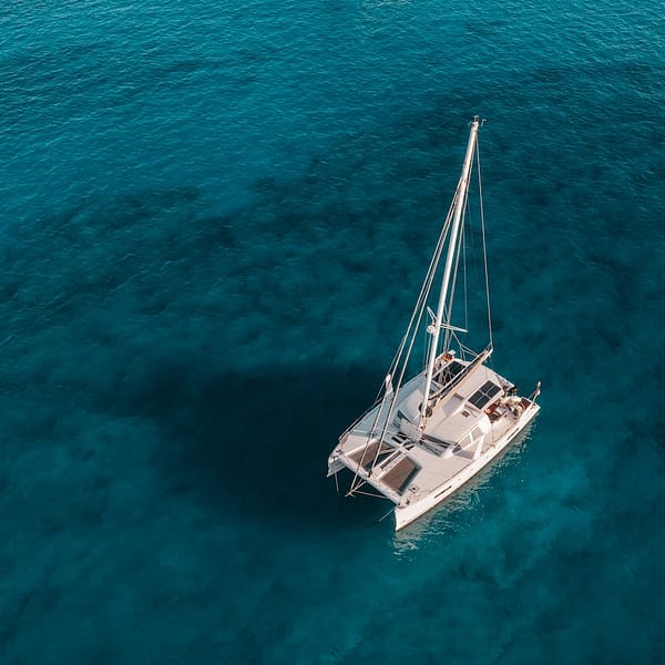 un catamaran qui navigue en mer