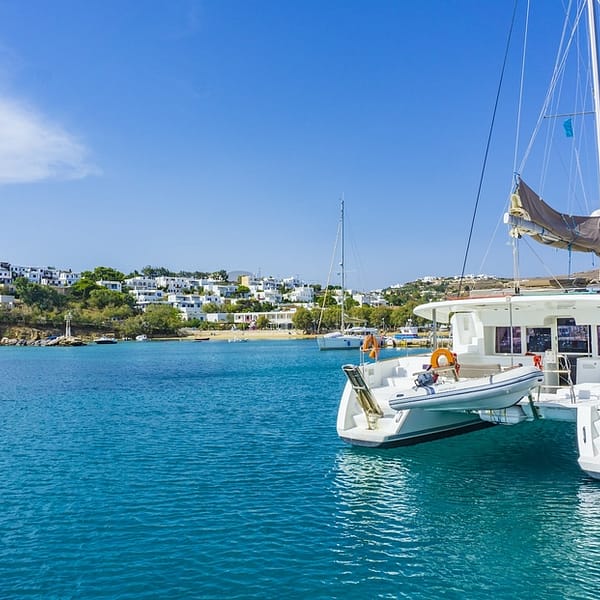 catamaran amarré dans un port en Grèce