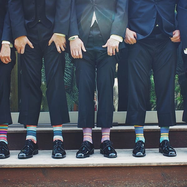 hommes en costume-cravate avec des chaussettes bariolées