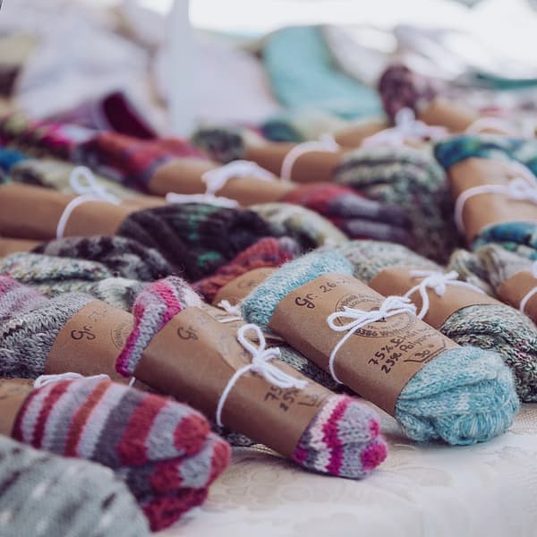 plusieurs paires de chaussette sur une étagère