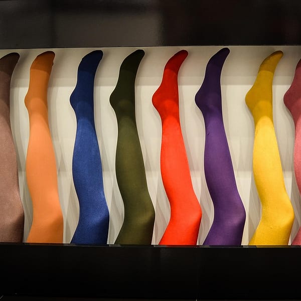 rangée de collants et bas de différentes couleurs