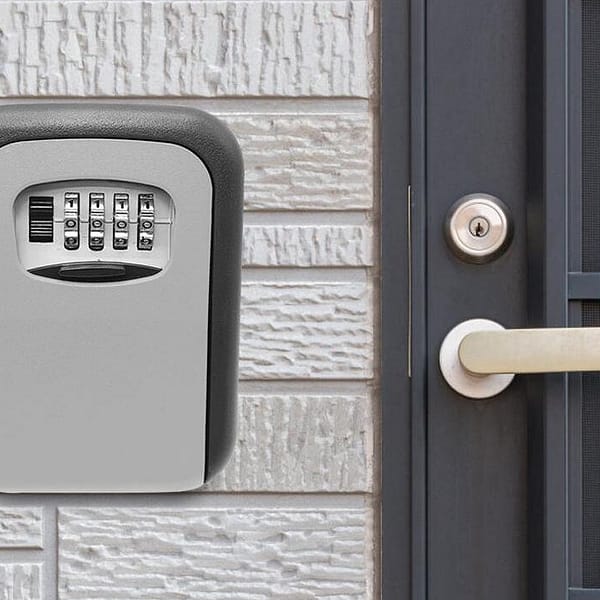 boite à clefs à côté d'une porte