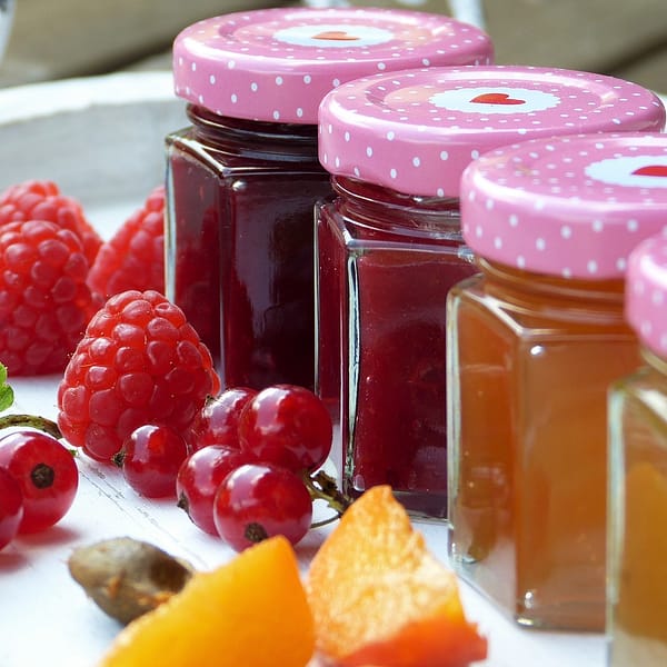 quatre pots de confiture de différents parfums
