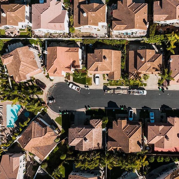 banlieue avec une série de maisons individuelles