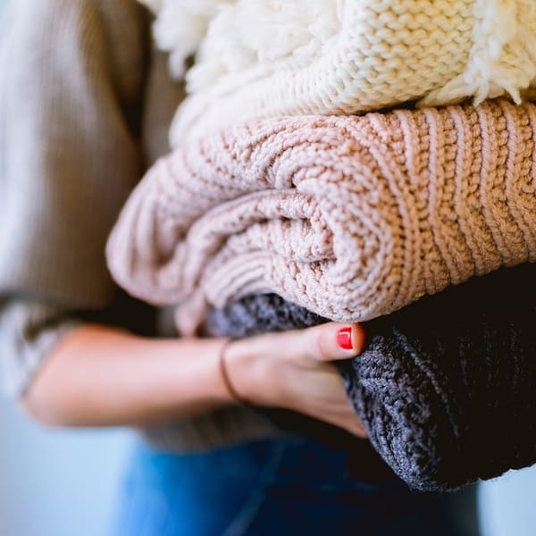 femme qui transporte du linge propre