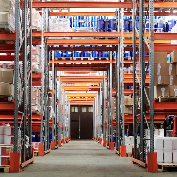 un entrepôt rempli de produits qui attendent d'être envoyés