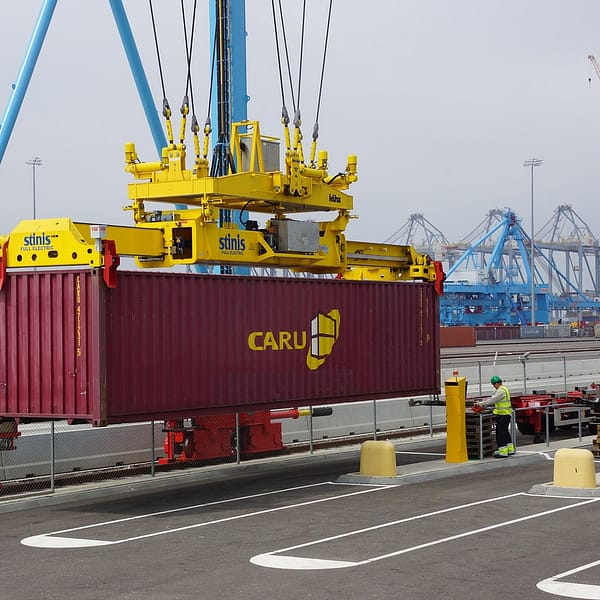 grue qui déplace un conteneur dans un port