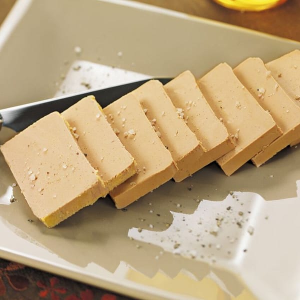 tranche de foie gras du Sud tranchée sur une assiette