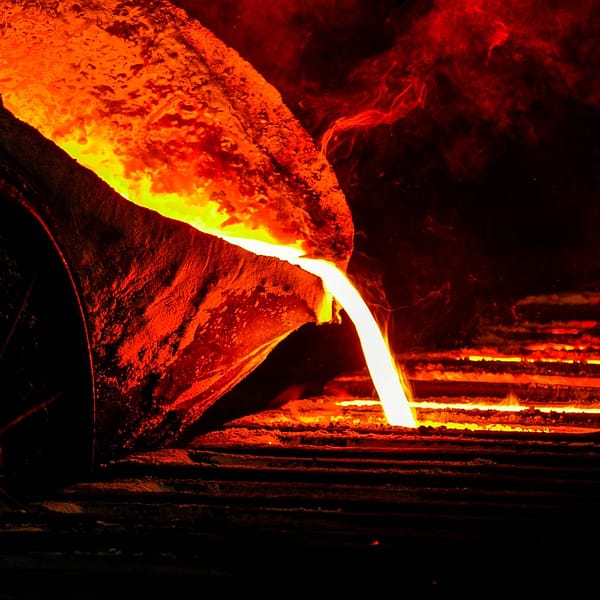 fonderie de métal en fusion qui se déverse
