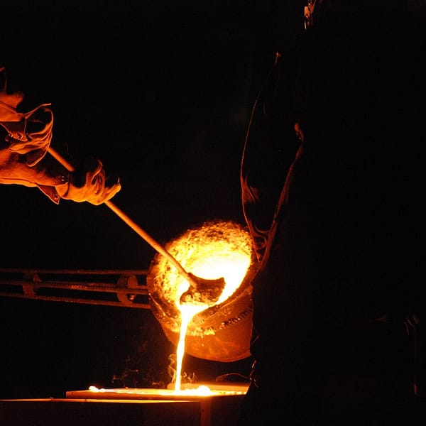 cuve de métaux légers en fusion dans une fonderie