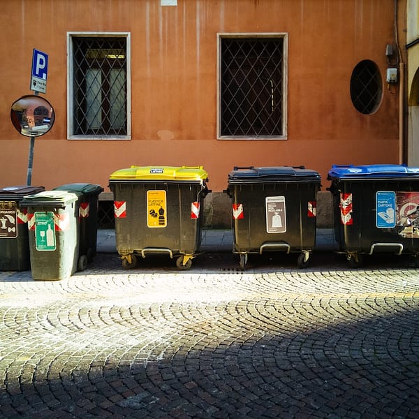 plusieurs poubelles pour différents types de déchets