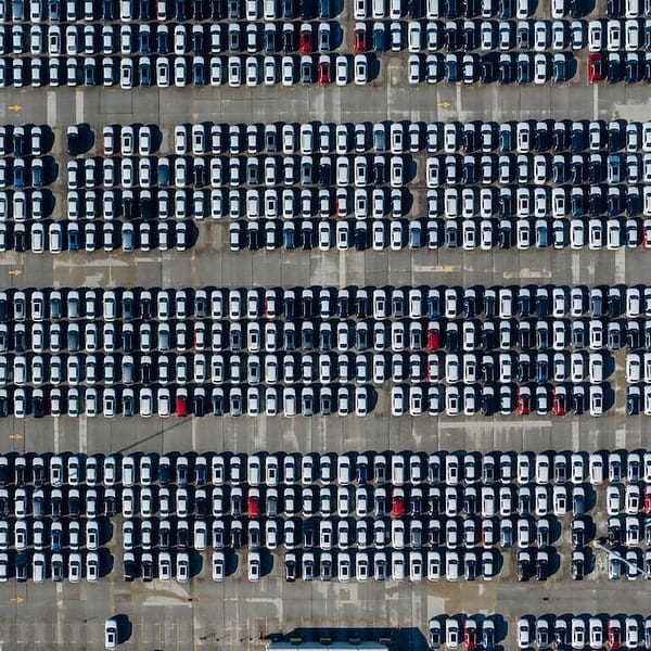 parking géant rempli de véhicules automobiles