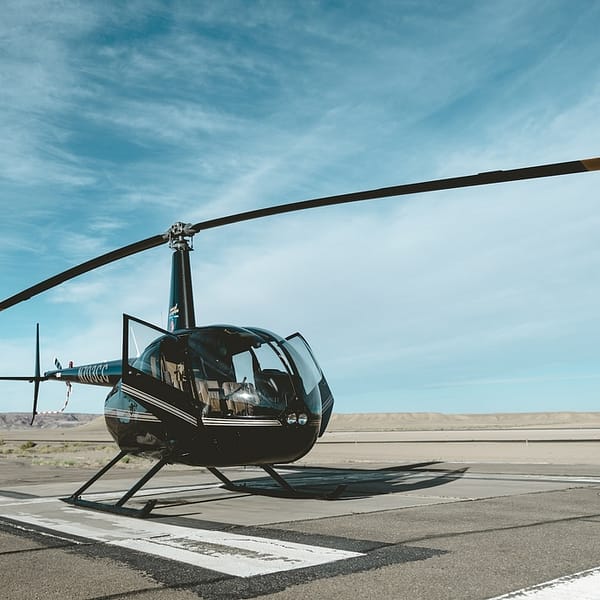 petit hélicoptère dans un héliport