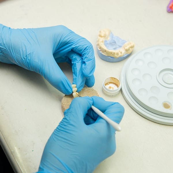 mains d'un fabriquant d'implants dentaires