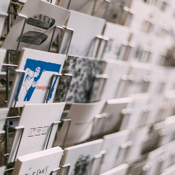 mur rempli de cartes postales dans un magasin