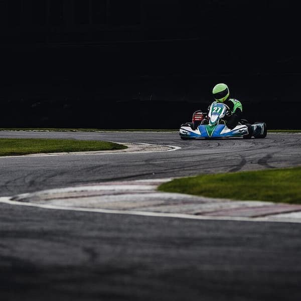 pilote de kart sur un circuit