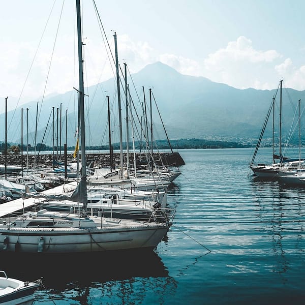 port de plaisance rempli de voiliers