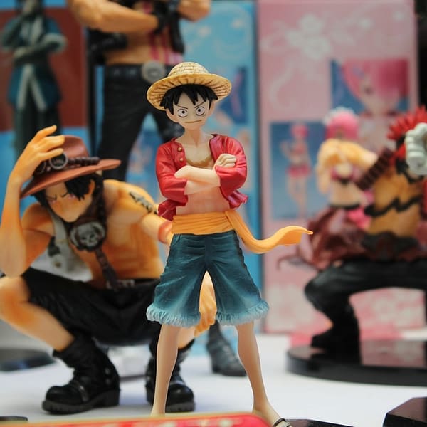 plusieurs figurines de personnages de mangas