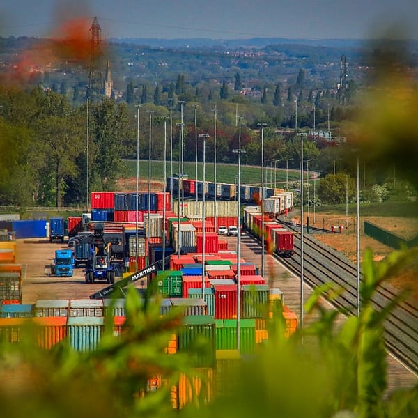 conteneurs transportés par train depuis un port