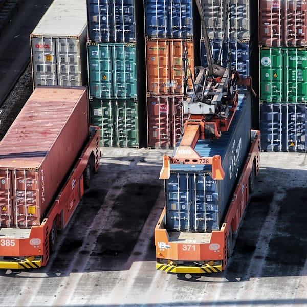 grue qui place des conteneurs sur une navette