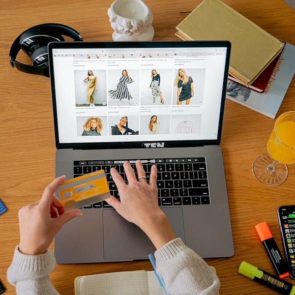 femme qui réalise des achats en ligne sur un site de vêtements