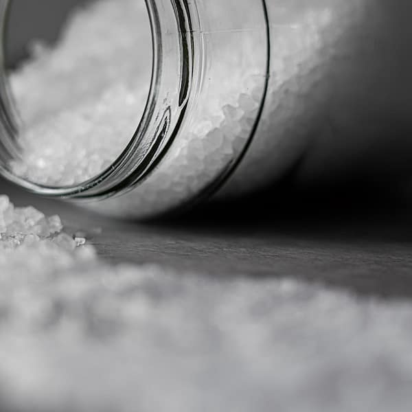 pot de sel alimentaire qui se déverse