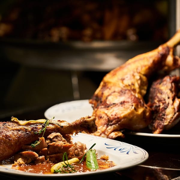 morceau de volaille roti dans une assiette