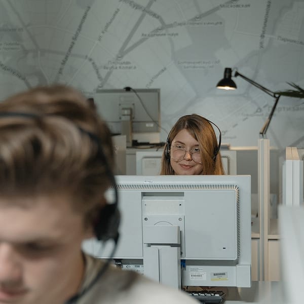 deux personnes qui travaillent dans un centre d'appels