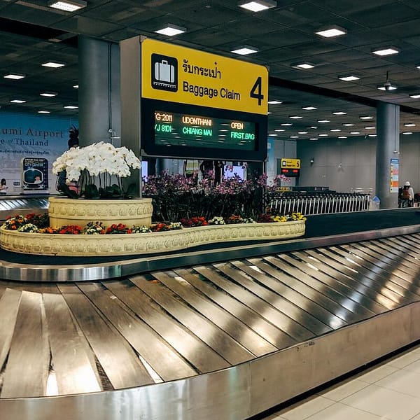 tapis roulant à bagage dans un aéroport