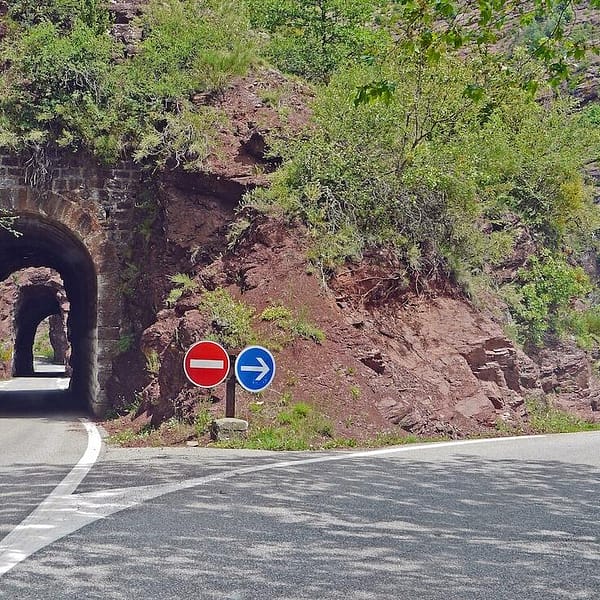 route avec des panneaux de signalisation