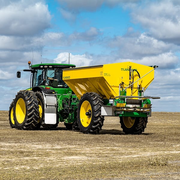 tracteur au milieu d'un champ