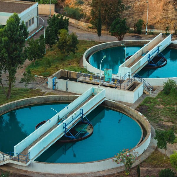 Vue aérienne d'une station d'épuration