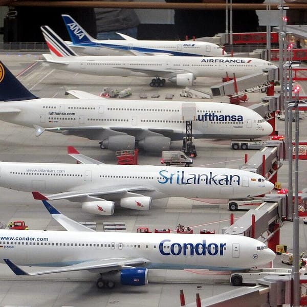 plusieurs avions de différentes compagnies aériennes