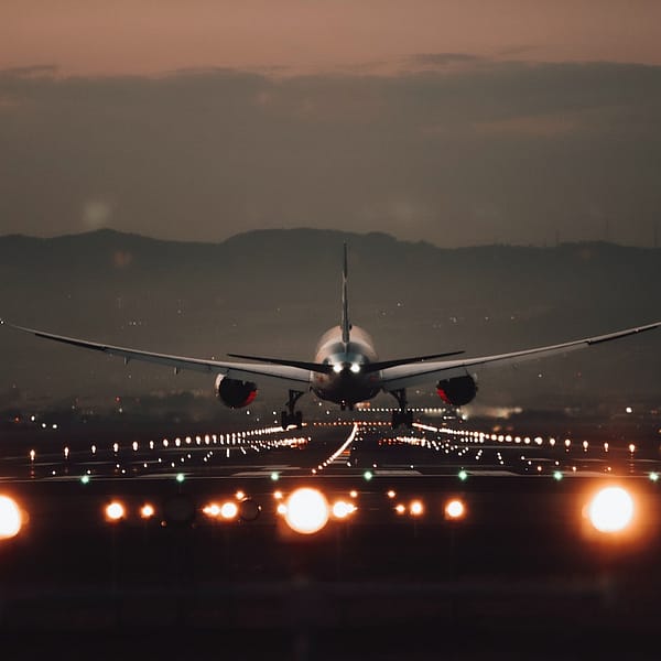 avion qui atterrit de nuit dans un aéroport