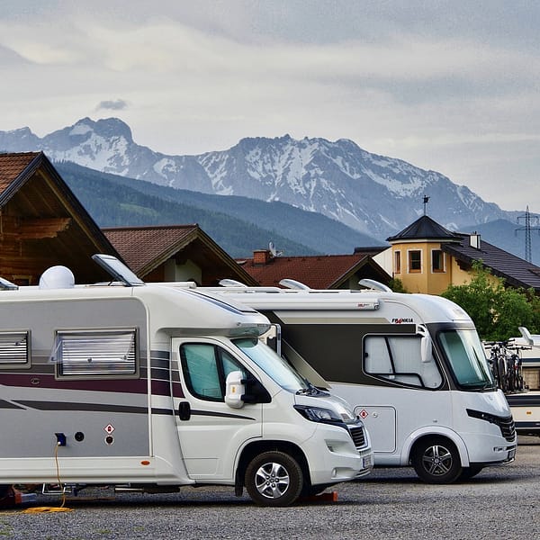 camping-cars sur une aire de stationnement dans les montagnes