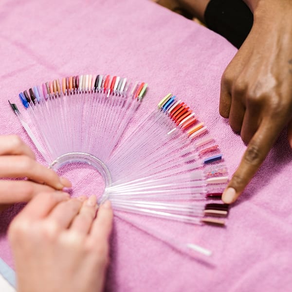 cliente dans un salon de manucure qui choisit la couleur de son vernis