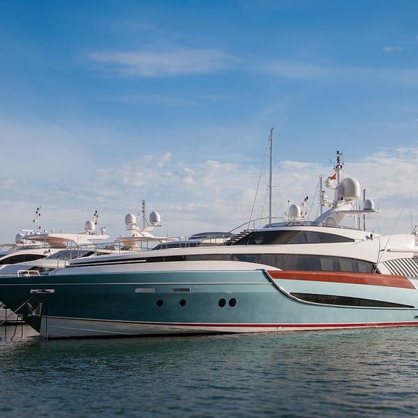 plusieurs yachts de luxe amarrés côte à côte