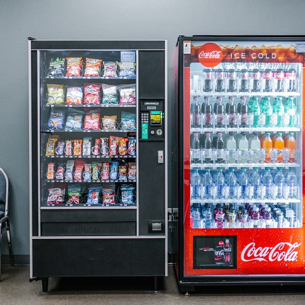 distributeurs automatiques dans une zone de transit