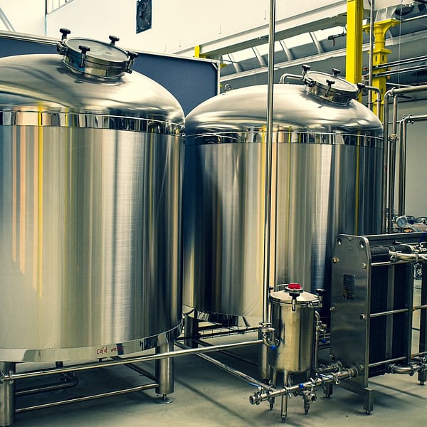 Cuves de brassage dans une usine