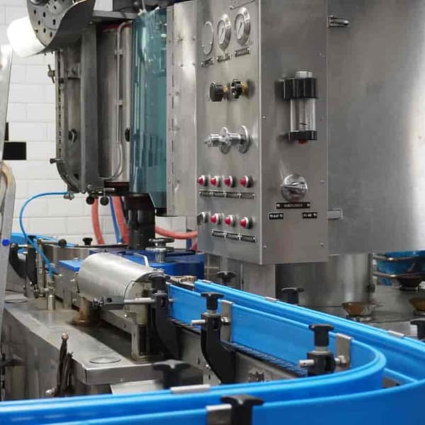 Machines à injection dans une usine