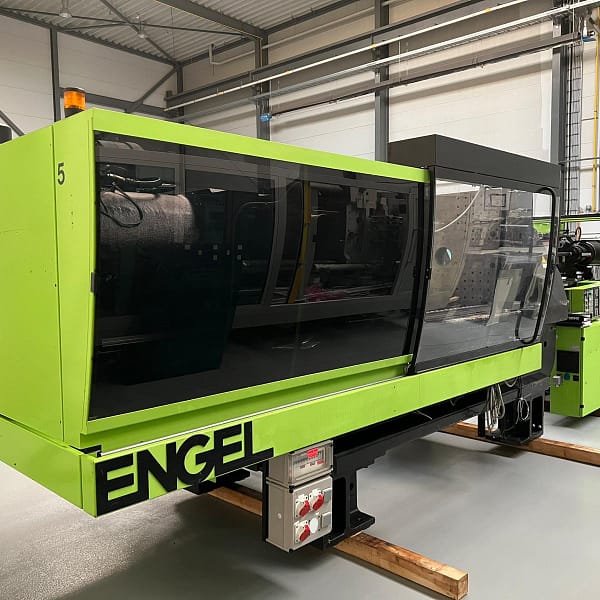 extrudeuse en train d'être installée dans un entrepôt