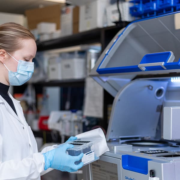 Laboratoire qui analyse des prélèvements d'eau