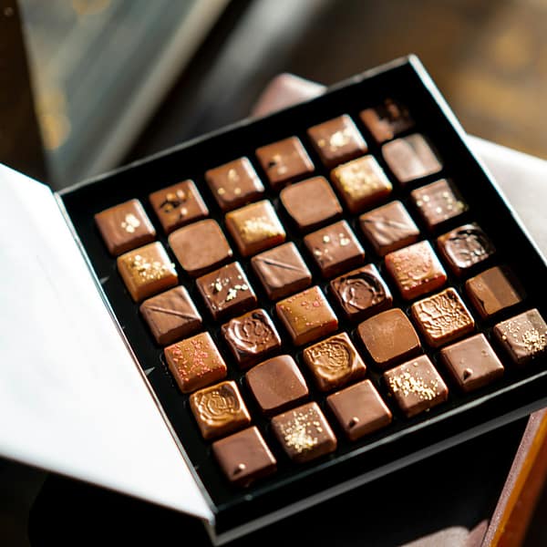 coffret rempli de divers chocolats