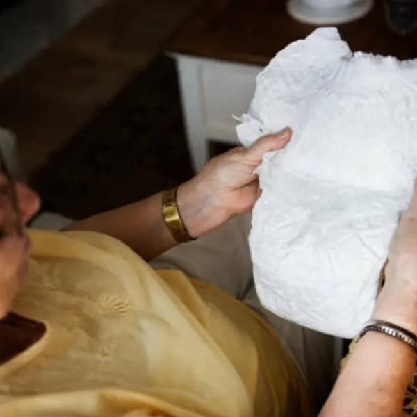 femme âgée avec une couche pour adulte dans les mains