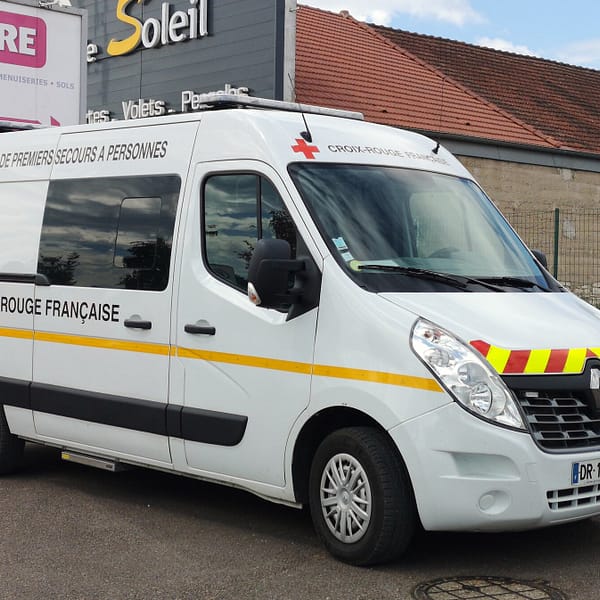 Fourgon Renault transformé en ambulance pour La Croix Rouge