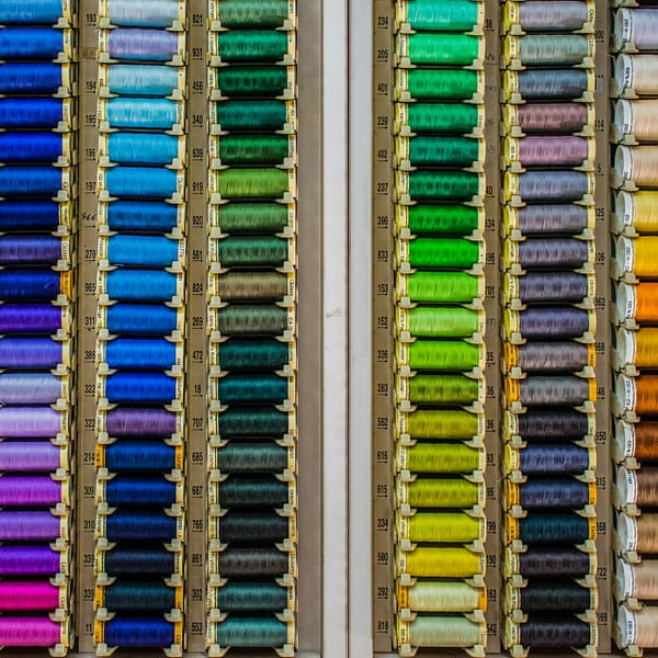 bobines de fils de différentes couleurs utilisés pour la couture