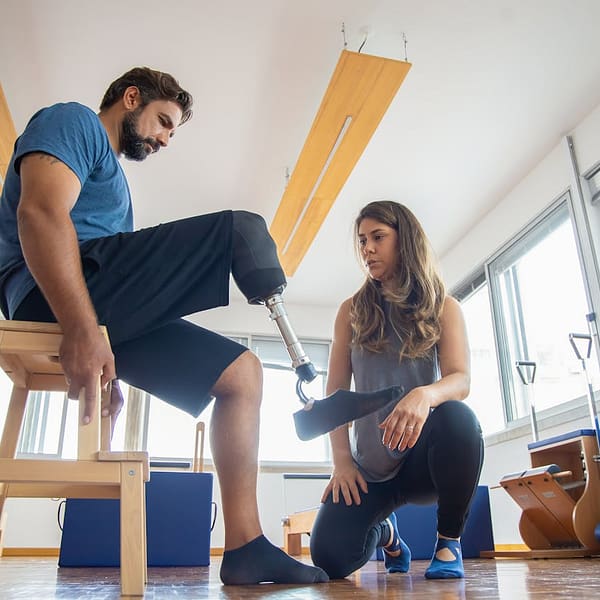 séance de rééducation d'un homme avec une prothèse à la jambe