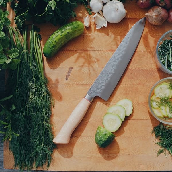 un couteau de cuisine sur une table avec des ingrédients
