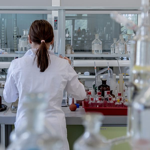 femme dans un laboratoire de biologie médicale